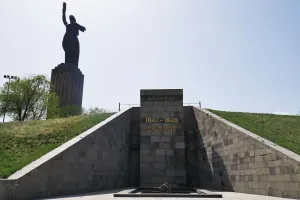 Мать Армения, Гюмри