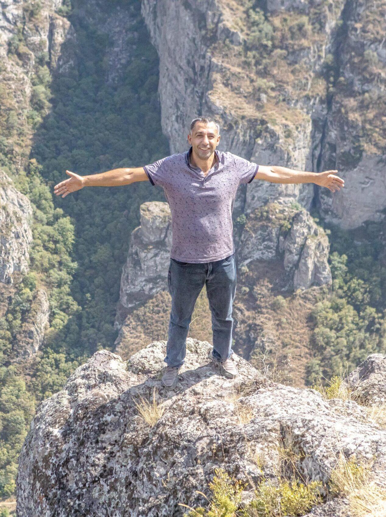 Мгер и автомобиль Golden Apricot Tour